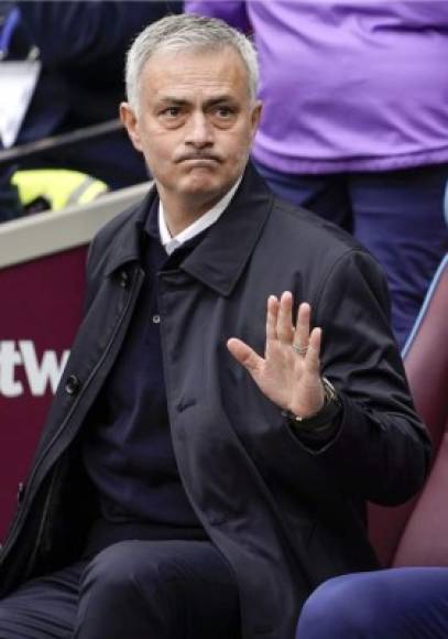 José Mourinho saludando desde el banquillo del Tottenham.