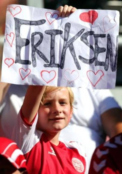 Un joven aficionado danés hizo esta pequeña pancarta en homenaje a Eriksen.<br/><br/>Foto EFE