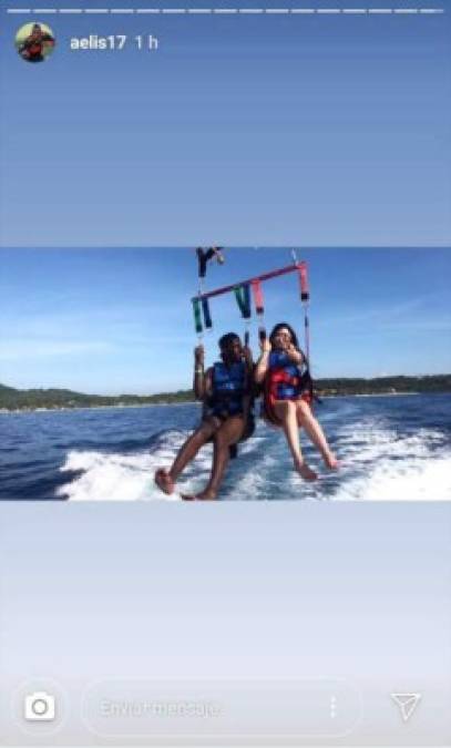 Alberth Elis subió esta foto a su Instagram junto a Marian Santos, pero instantes después la eliminó. Los dos aparecen disfrutando en Roatán.