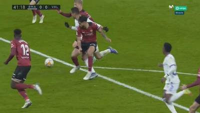 Casemiro en el momento que se dejó caer en el área.