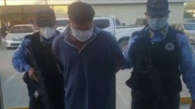 Momento en que José Ramón Peralta es llevado por agentes.