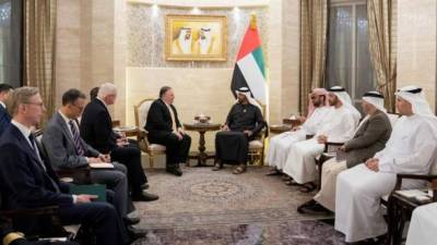 Imagen facilitada por la Agencia de Noticias de Emirates (WAM) que muestra a HH Sheikh Mohamed Bin Zayed Al Nahyan (centro derecha), al Príncipe Heredero de Abu Dhabi y al Comandante Supremo Adjunto de las Fuerzas Armadas de los Emiratos Árabes Unidos, reunidos con el Secretario de Estado de los EEUU. EFE