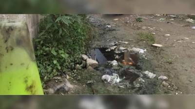 El cuerpo quedó tendido en este callejón de la colonia Lomas del Carmen de San Pedro Sula.