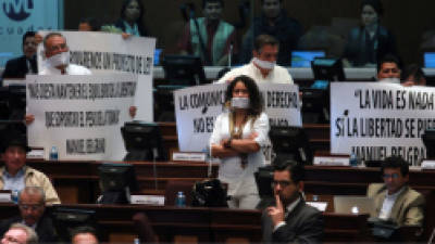 Ecuadorean opposition deputies carry gags to protest against the approval of the law passed by Rafael Correa's gouverment that will curtail the private sector's share of radio and television frequencies and impose new restrictions on content, on 14 June 2013 at Ecuador's Congress in Quito.The private sector, which currently controls 85.5 percent of radio frequencies and 71 percent of television frequencies, will be confined to the remaining 33 percent, AFP PHOTO/EDUARDO FLORES/ANDES