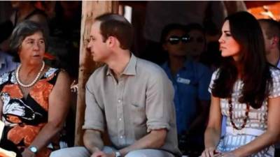 Los duques de Cambridge fueron recibidos por el jefe nativo de la comunidad, el mismo que en 1983 fue anfitrión de los padres de Guillermo, Carlos y Diana.