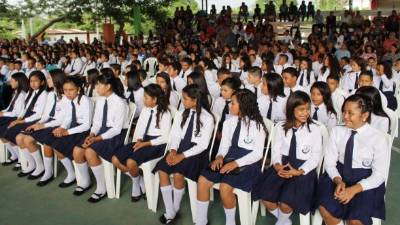 El grupo de alumnos que se graduó en idioma inglés.