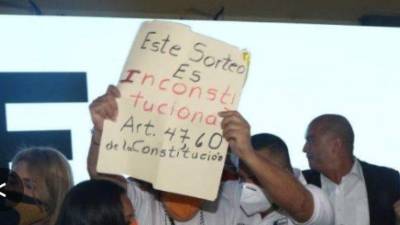 Representantes de partidos minoritarios protestan durante el sorteo de las posiciones que ocuparán en las papeletas los candidatos a la presidencia.