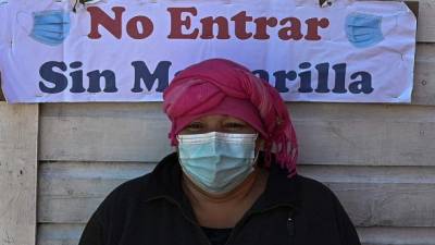 Una mujer se protege con máscarilla en la aldea Suyapa, cerca de Tegucigalpa.