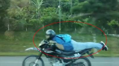 La imprudencia de este motociclista quedó en evidencia.