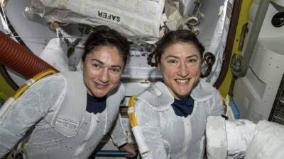 Las astronautas Christina Koch y Jessica Meir.