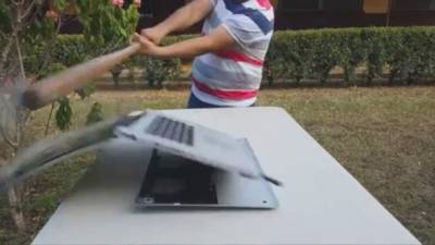 El joven sampedrano destruyó su computadora por la molestia que el mal funcionamiento de la misma le generó.