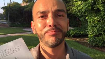 El conductor de Suelta la Sopa, Juan Manuel Cortés, al momento de dar las gracias por recuperarse del cáncer.