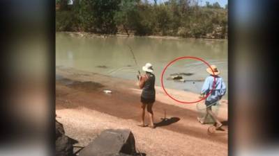 Unos pescadores fueron sorprendidos y aterrorizados por un cocodrilo en Australia.