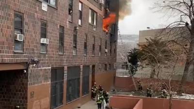 Al menos 19 personas murieron y decenas resultaron heridas en el incendio de un edificio en el barrio neoyorquino del Bronx, “uno de los peores” de la historia de la megalópolis, anunció el alcalde Eric Adams.
