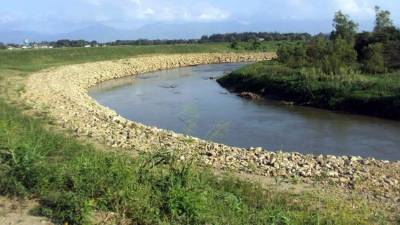 La barrera de piedra de 220 metros evitará la erosión del bordo El Zapote en una de las curvas peligrosas del río Chamelecón.