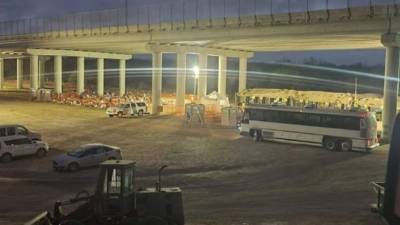 La Patrulla Fronteriza procesa a los inmigrantes detenidos bajo un puente en la frontera entre Texas y México./Twitter.