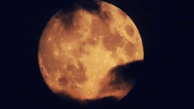 Es también conocida como Luna de Vino, la Luna cantarina o la Luna de la llamada del alce.