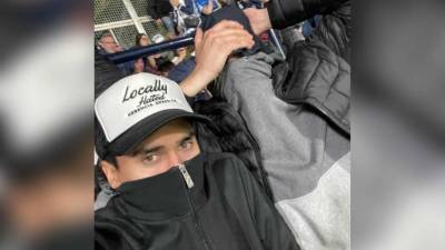 Dani Galindo compartió esta fotografía junto a su amigo mientras soportaban los gases lacrimógenos lanzados por la Policía durante el Gimnasia vs Boca.