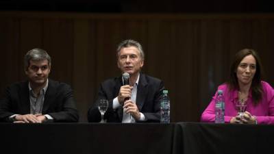 La futura administración de Mauricio Macri (centro) adelantó algunas de las política que implementará en materia económica.