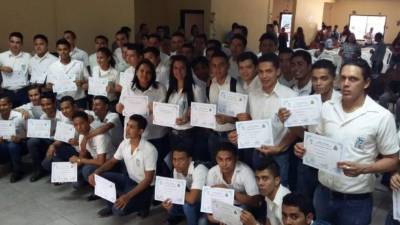 Alumnos portan los certificados.