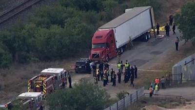 Personal de emergencia rescató a unos 16 migrantes del “tráiler de la muerte” en las afueras de San Antonio.