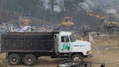 En el crematorio de El Ocotillo se trabaja en la remoción de los desechos con maquinaria pesada para transformar el área en relleno sanitario.