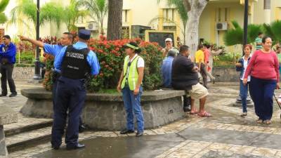 Elementos de la Policía Nacional y una policía municipal en el parque central de esta ciudad. Fotos: Franklyn Muñoz