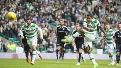 Emilio mandó el balón arriba de la portería del club Dundee.