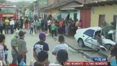 Dos personas perdieron la vida cuando este vehículo impactó contra la vivienda en el barrio El Carmelo, Danlí.