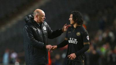 El técnico del Wigan, Uwe Rosler, charla con el hondureño Roger Espinoza. (Foto: Archivo).