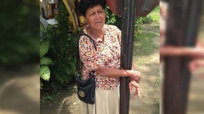 Denia Chávez, amarrada a un poste luego de ser acusada de robo.