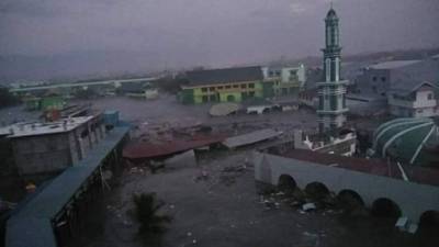 La ciudad indonesia de Palu, en las islas Célebes, fue golpeada por un tsunami desencadenado por el potente sismo que golpeó la región, informó la agencia geofísica indonesia.