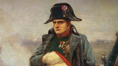 La figura de Napoleón Bonaparte emergió durante la Revolución Francesa.