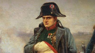 La figura de Napoleón Bonaparte emergió durante la Revolución Francesa.