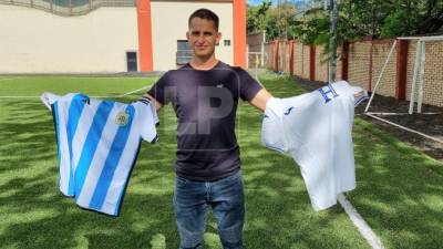 Oliver Morazán posó para el lente de Diario LA PRENSA con las camisetas de Argentina y Honduras.