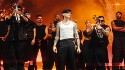 El cantante mexicano Peso Pluma se fracturó un pie durante un festival en Nueva York.