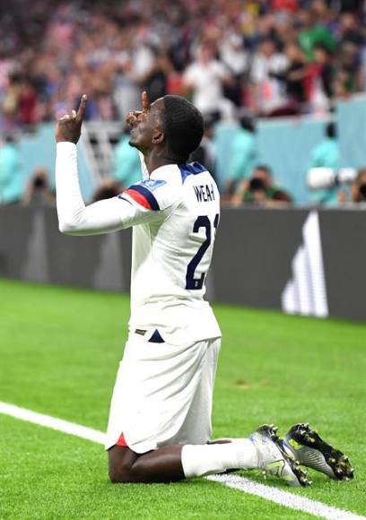 Timothy Weah, hijo del legendario jugador, anotó el primer gol de Estados Unidos ante Gales.