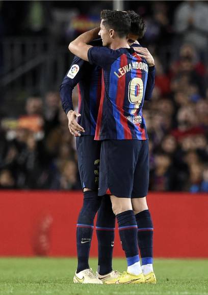 El abrazo de Robert Lewandowski con Gerard Piqué.