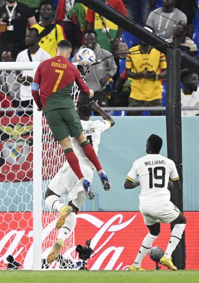 ¡Aerolíneas CR7! El tremendo salto de Cristiano Ronaldo para cabecear un balón que se fue a un lado del arco ghanés.