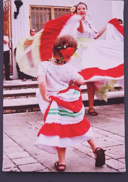 <b>Infancia y Tradición</b>Isabella Sofía Castillo Alger