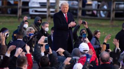 El presidente de Estados Unidos, Donald J. Trump, saluda a la multitud al salir de un evento de campaña en Newtown, Pensilvania. EFE