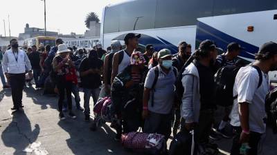 Los migrantes de la caravana fueron trasladados a varias ciudades del norte del país en autobuses provistos por el INM.