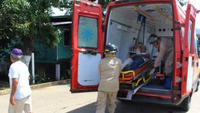 Elementos del Cuerpo de Bomberos auxilian a un ciudadano que resultó fracturado en una de las colonias a las orillas del río Ulúa.