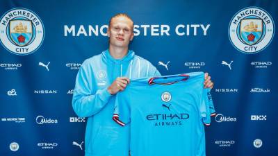 Haaland estaba en la agenda de varios grandes de Europa, pero eligió el Manchester City, donde su padre, el exdefensa Alf Hinge Haaland, jugó entre 2000 y 2003.