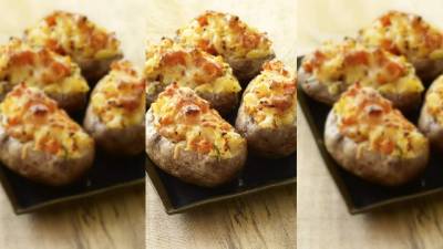 Rellenar las papas con esta mezcla y hornear a 180° C durante 15-20 minutos.