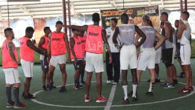 El Platense entrenó en una cancha sintética a horas de su batalla en Tocoa.