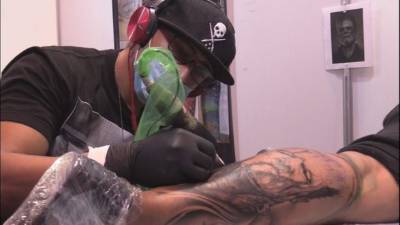 Durante la reunión, los artistas retrataron en la piel de los que se animaron a tatuarse rostros de familiares, dragones, rosas o estrellas, con todas las medidas de seguridad e higiene. EFE/Archivo