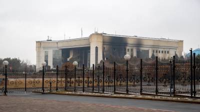 Un edificio administrativo incendiado en el centro de Almaty el 7 de enero de 2022, luego de disturbios sin precedentes en Kazajistán debido a un aumento en los precios de la energía.
