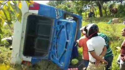 El autobús involucrado en el accidente quedó volcado al lado del camino.