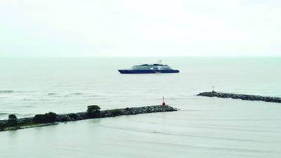 Embarcaciones en riesgo por azolvamiento del canal de acceso al muelle de cabotaje.